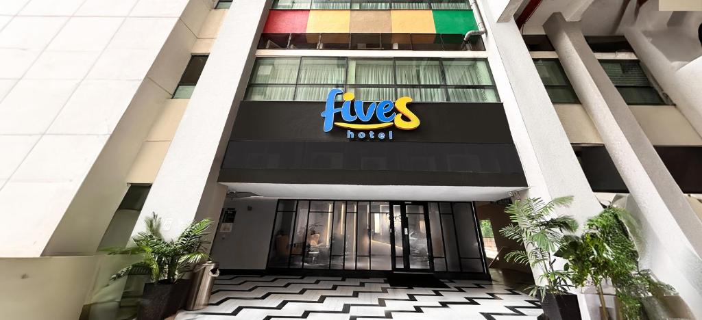 Certifikát, hodnocení, plakát nebo jiný dokument vystavený v ubytování Fives Hotel DNP