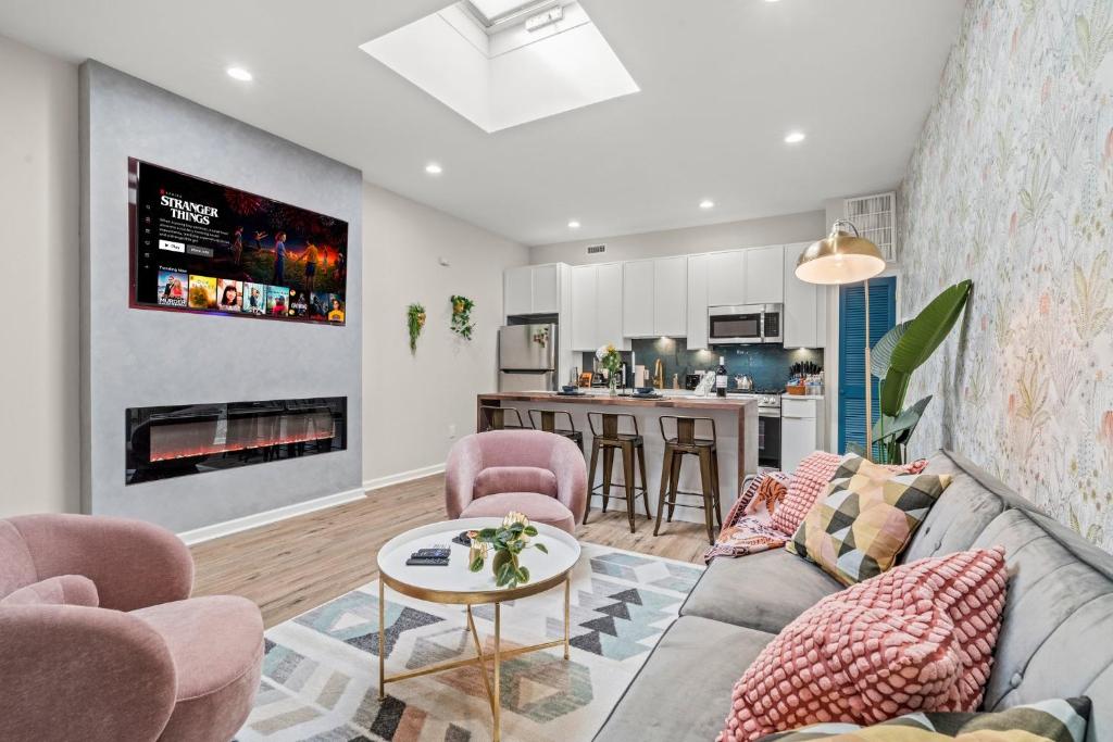 a living room with a couch and a table at Historic Old City 1BR 1BA Near Independence Hall in Philadelphia