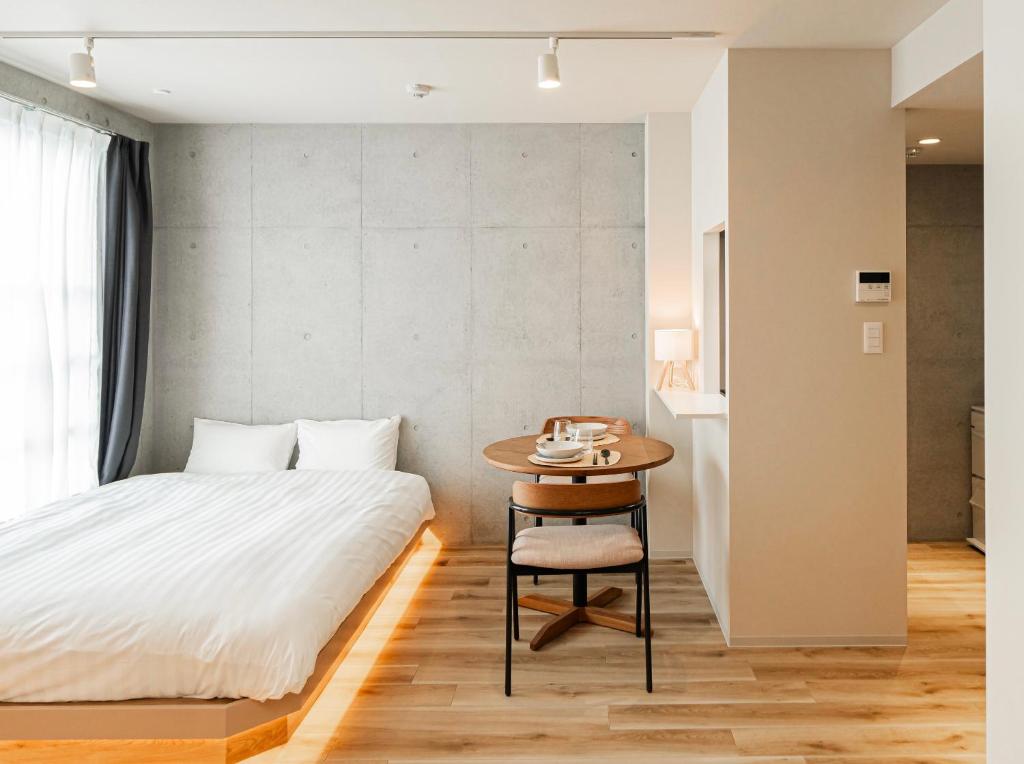 Postel nebo postele na pokoji v ubytování Tabiya Shinamachi - New built APT at Ikebukuro, Relaxing Stay in Central Tokyo