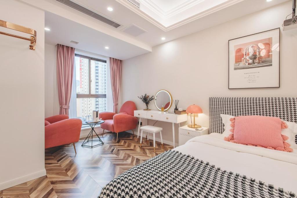 a bedroom with a bed and a desk and chairs at 云深处江景公寓 in Chongqing