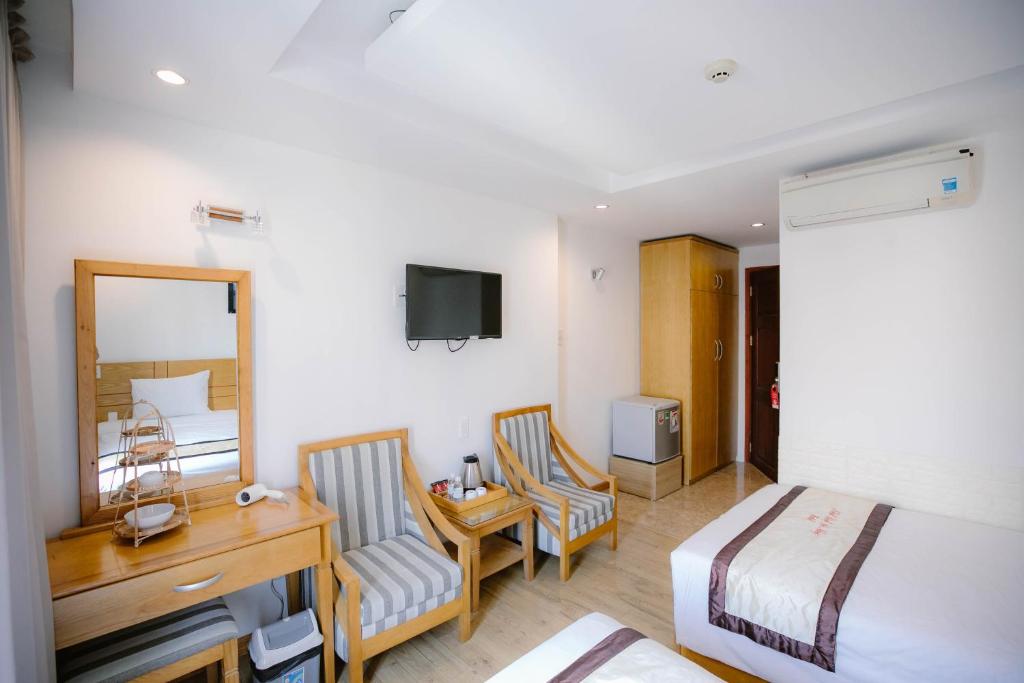 TV a/nebo společenská místnost v ubytování Nhat Linh Hotel & Suites Da Nang
