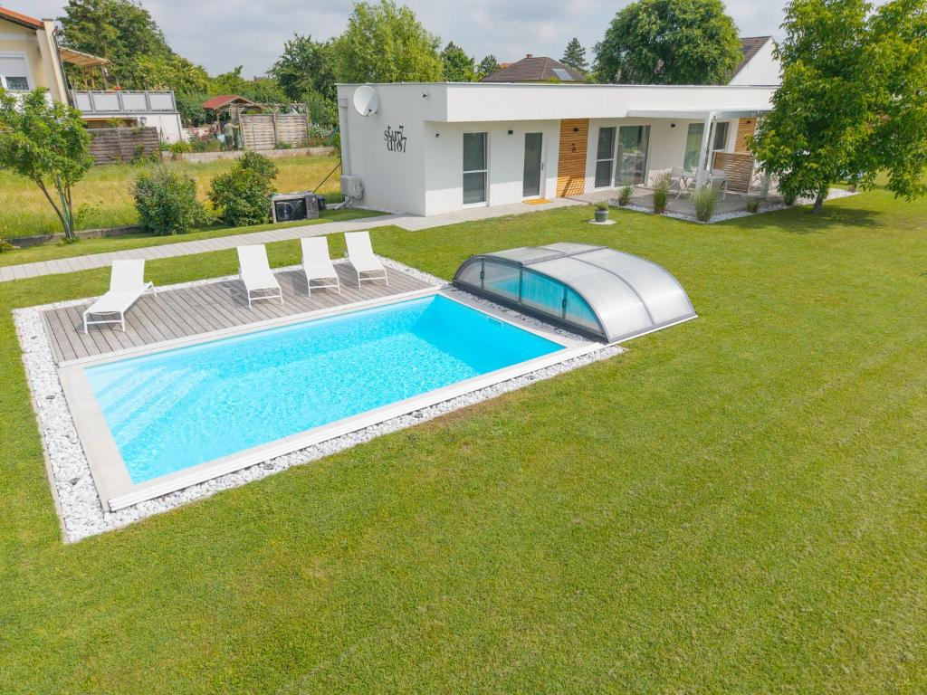 Bazén v ubytování Studio 777 Apartments nebo v jeho okolí