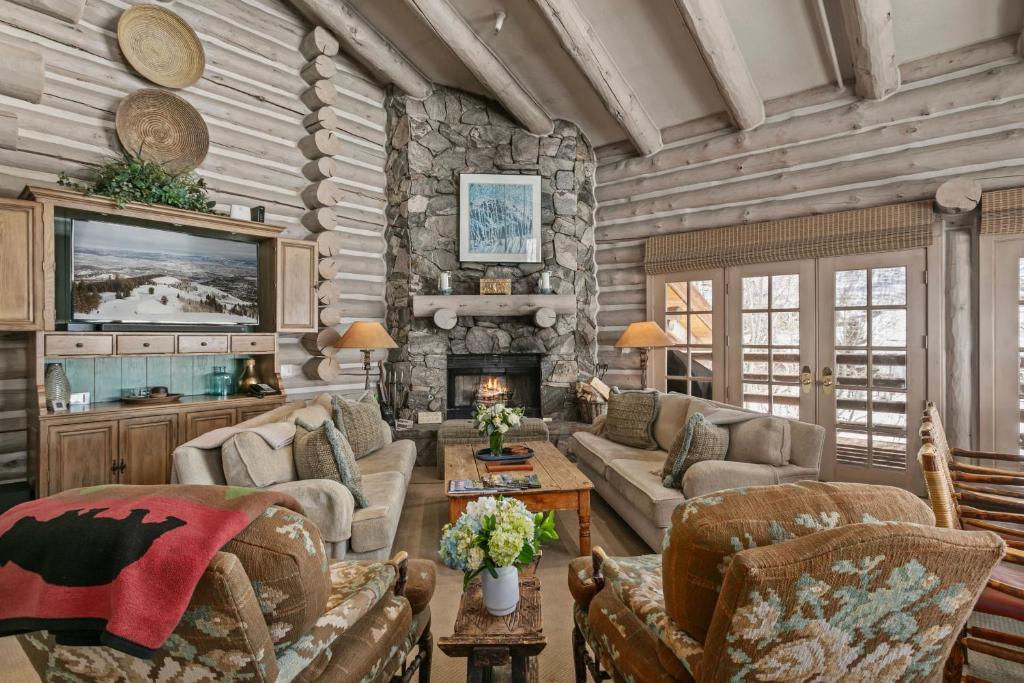 een woonkamer met meubels en een stenen muur bij Pine Inn At Trail's End - Three Bedroom W Spa #6 in Park City