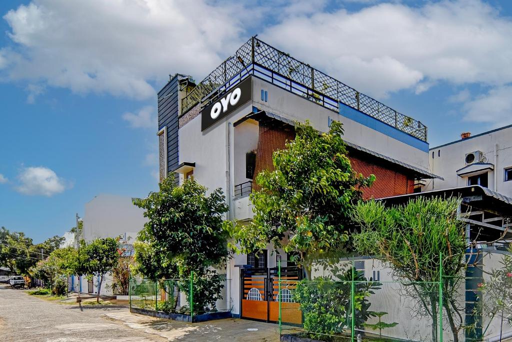Fotografie z fotogalerie ubytování Hotel O SMS HOMES v destinaci Kójamputtúr