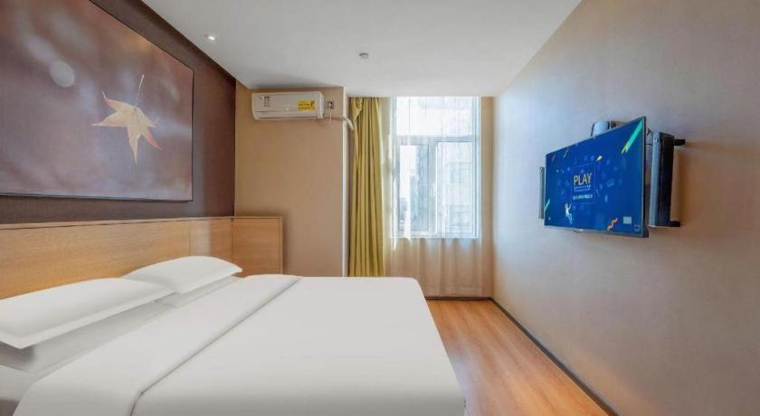 Postel nebo postele na pokoji v ubytování IU Hotels Xinzhou Bus Terminal