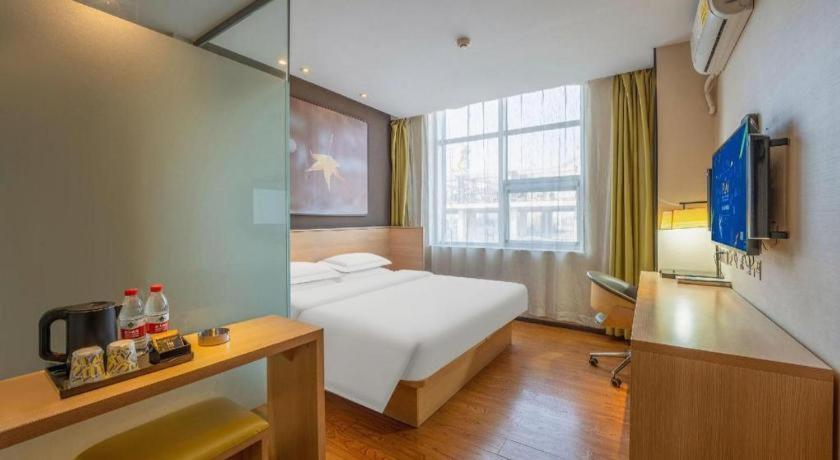 Postel nebo postele na pokoji v ubytování IU Hotels Xinzhou Bus Terminal