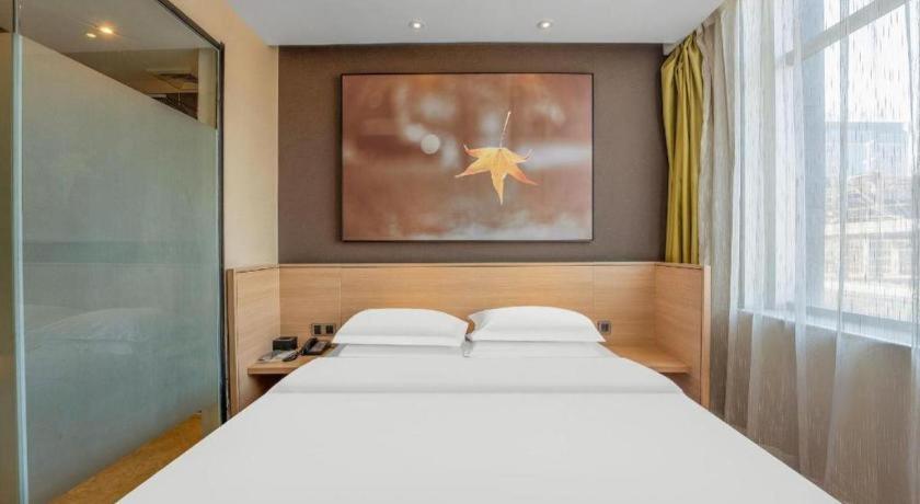 Postel nebo postele na pokoji v ubytování IU Hotels Xinzhou Bus Terminal