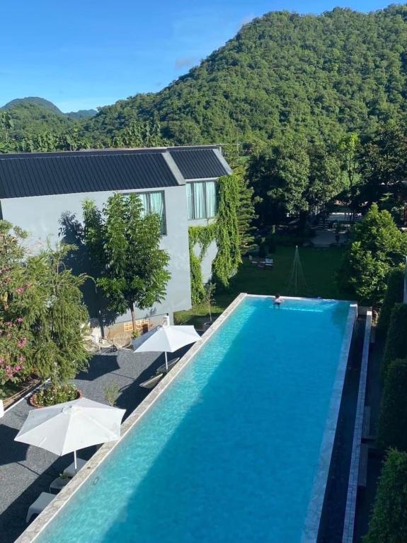 an overhead view of a swimming pool with umbrellas at Adoor hotel Khao Yai in Ban Rai