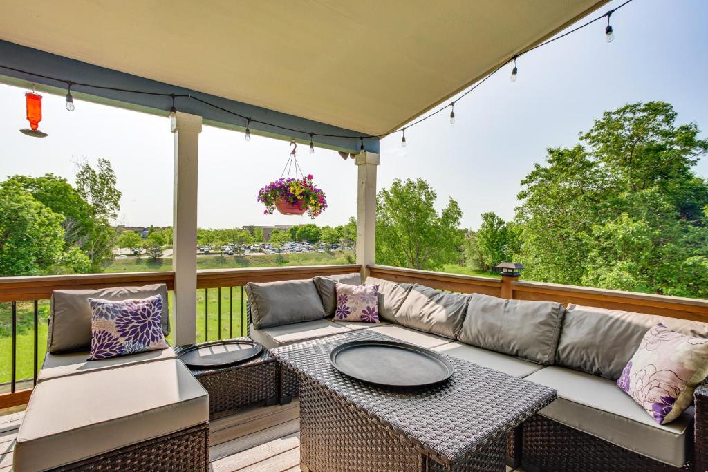 Un balcón o terraza en Walk to Rec Center Spacious Highlands Ranch Home