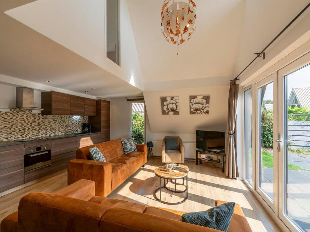 Holiday Home Groote Keeten near Beaches في جروت كيتين: غرفة معيشة بها أريكة وطاولة