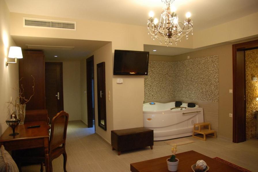 TV a/nebo společenská místnost v ubytování Agapi Luxury Hotel
