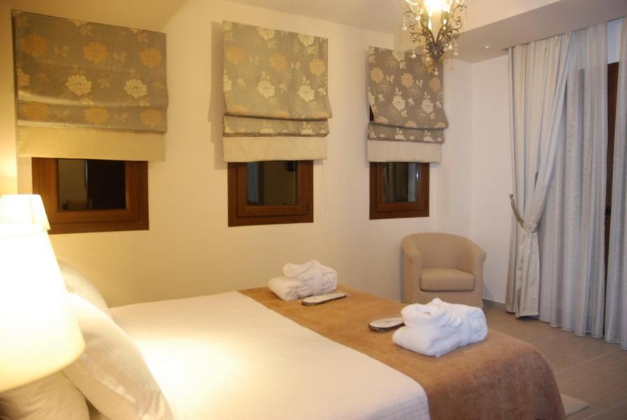 Postel nebo postele na pokoji v ubytování Agapi Luxury Hotel