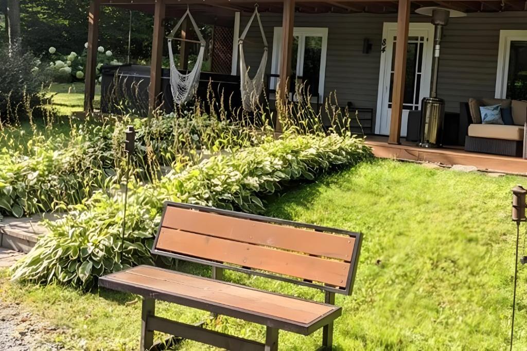 Zahrada ubytování Chalet de luxe Équinoxe - bord de l'eau avec Spa