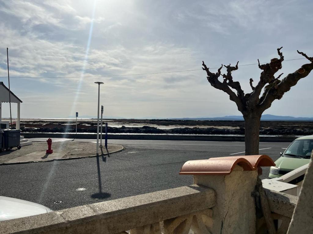 une voiture garée dans un parking à côté d'une rue dans l'établissement Bas de Chalet à Gruissan Plage, à La Celle-sous-Gouzon
