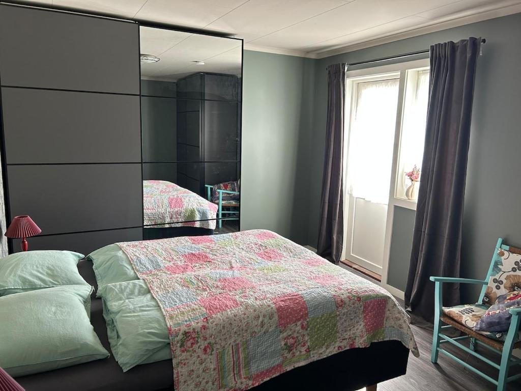 SokndalにあるCity center apartmentのベッドと大きな鏡のある寝室