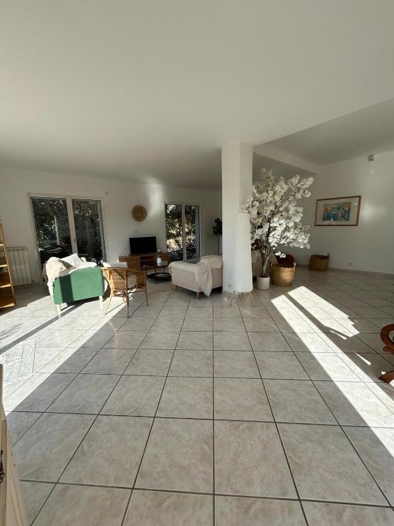 - un grand salon doté de carrelage dans l'établissement Maison contemporaine piscine, à Six-Fours-les-Plages