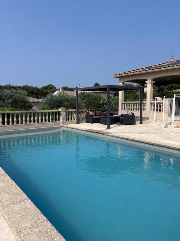 - une piscine bleue avec un kiosque dans l'établissement L'ensoleillade du Pont du Gard, à Vers-Pont-du-Gard