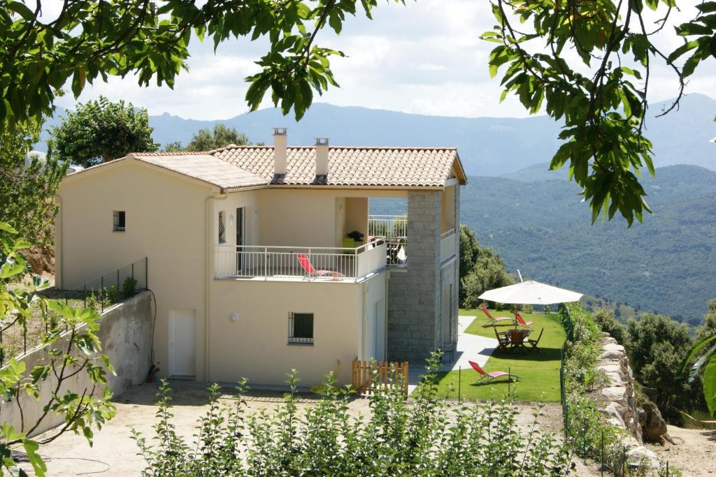 een villa met uitzicht op de bergen bij CASA ROCCA-SERRA in Serra-di-Scopamene