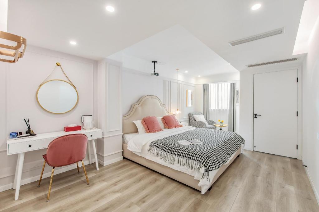 a bedroom with a bed and a desk and a mirror at 云深处江景公寓 in Chongqing