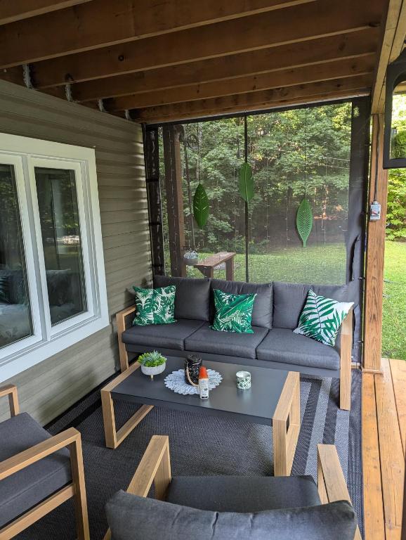 Posezení v ubytování Chalet de luxe Équinoxe - bord de l'eau avec Spa