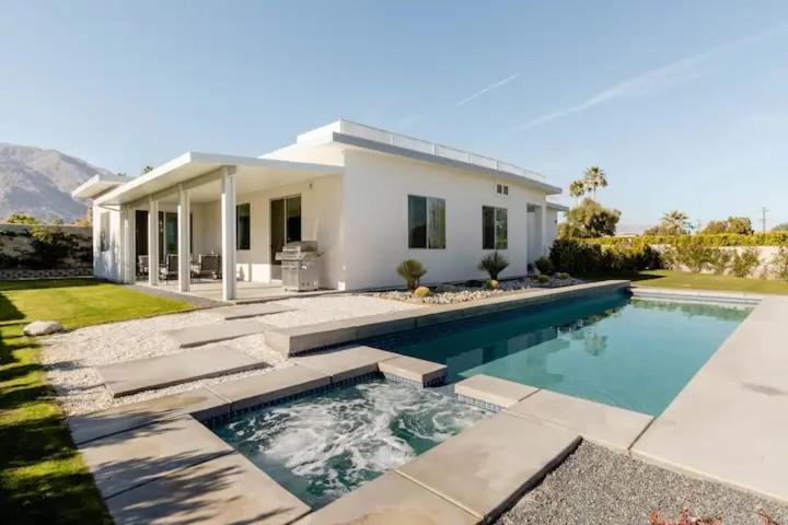Baseinas apgyvendinimo įstaigoje Palm Springs View Paradise with Large Pool and SPA arba netoliese