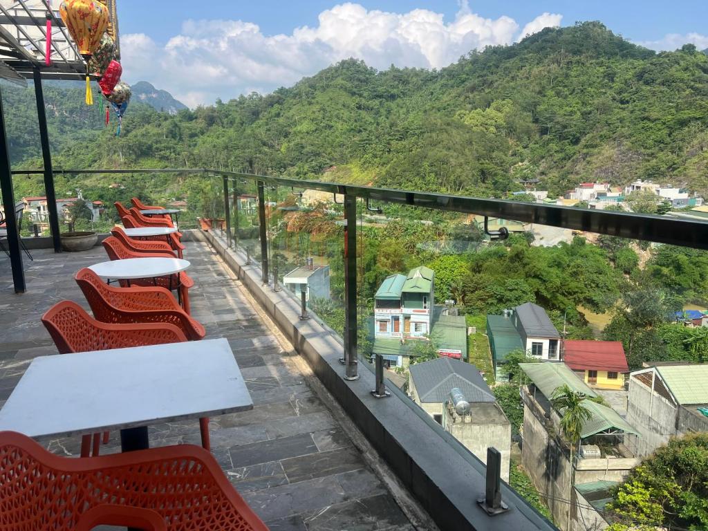 Cảnh núi rừng hoặc tầm nhìn ra núi từ khách sạn
