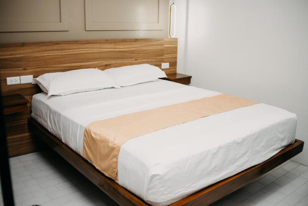 Postel nebo postele na pokoji v ubytování Lix Hotel Surigao