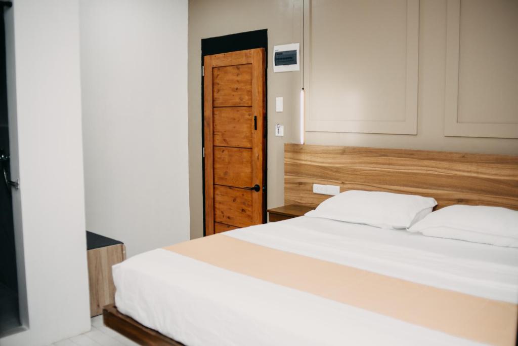 Postel nebo postele na pokoji v ubytování Lix Hotel Surigao