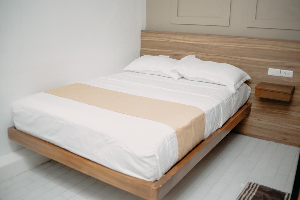 Postel nebo postele na pokoji v ubytování Lix Hotel Surigao