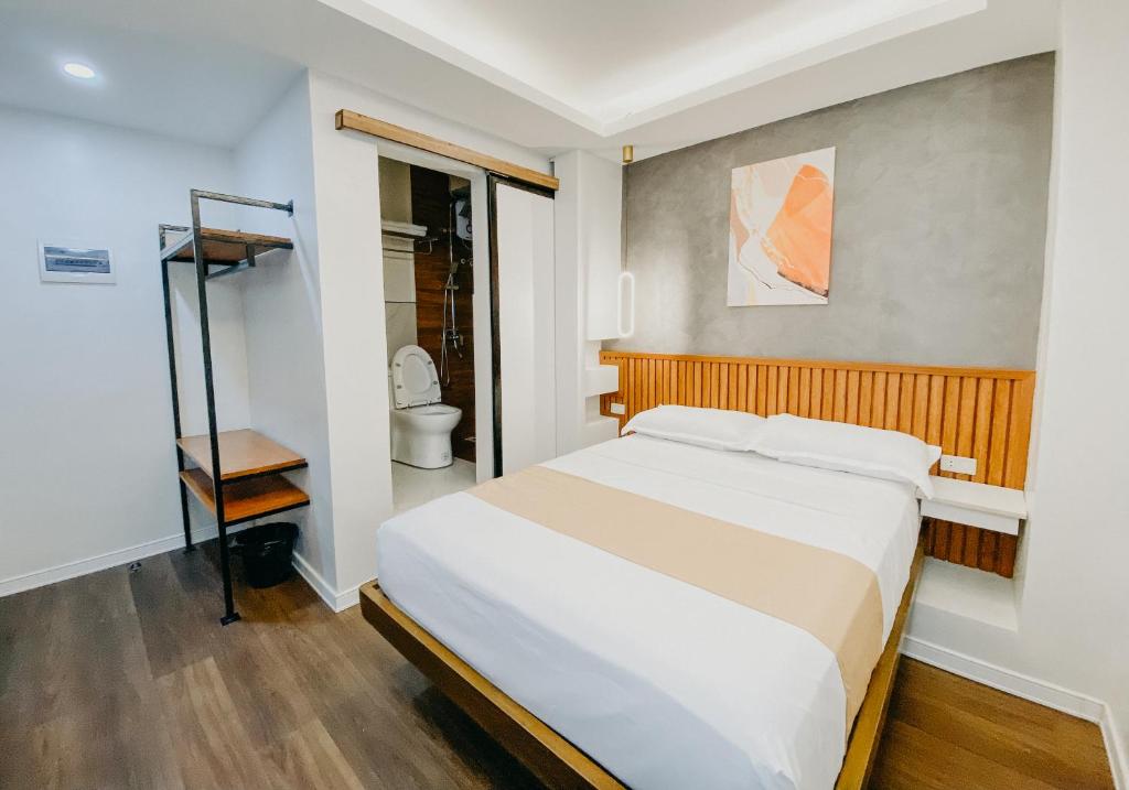 Postel nebo postele na pokoji v ubytování Lix Hotel Surigao
