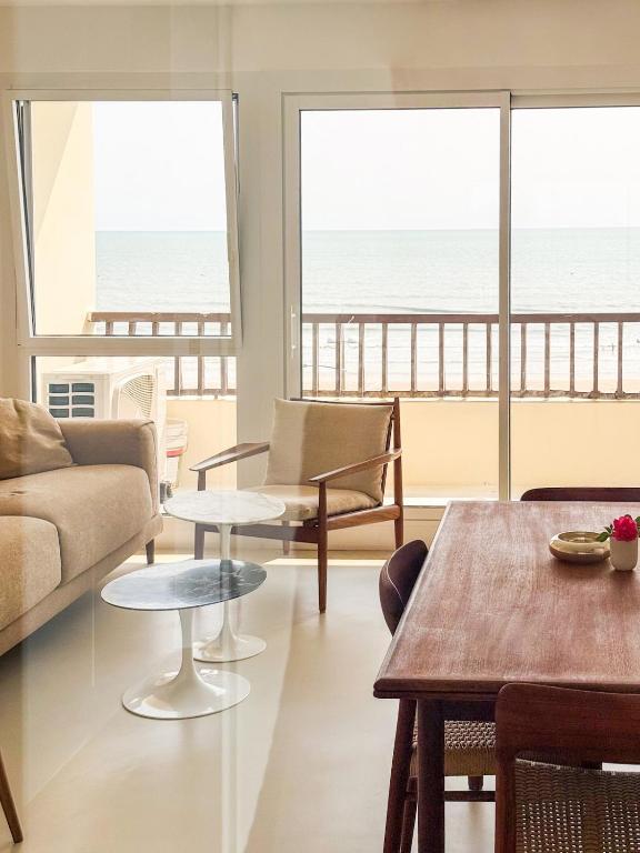 un salon avec vue sur l'océan dans l'établissement Front de mer, confort et élégant, à Saint-Jean-de-Monts