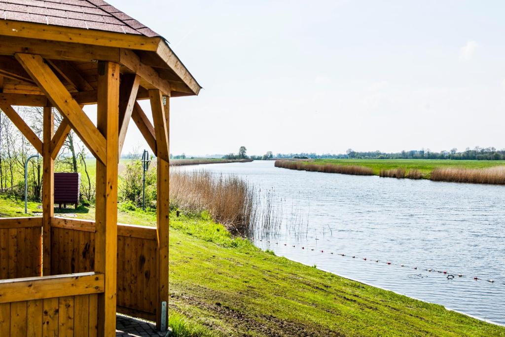 Výhled na řeku, která protéká v blízkosti venkovského domu
