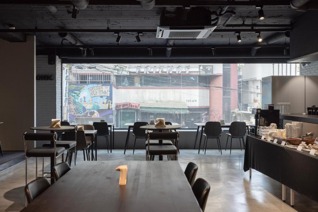 Um restaurante ou outro lugar para comer em Nouvelle Hotel Seoul Itaewon by Aank
