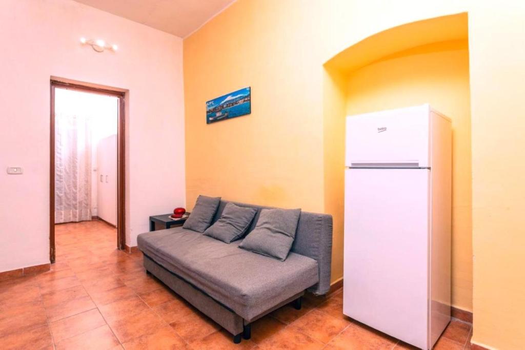 un divano in soggiorno con frigorifero di Holiday Home Guglielmo a Catania