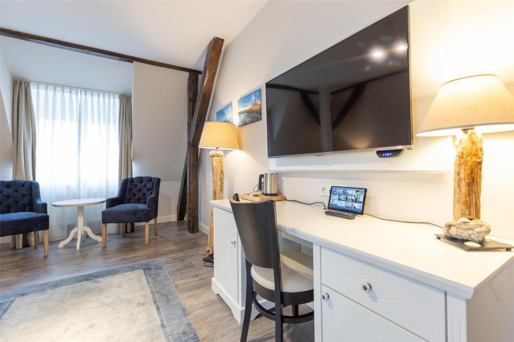 TV a/nebo společenská místnost v ubytování Best Western Plus Theodor Storm Hotel