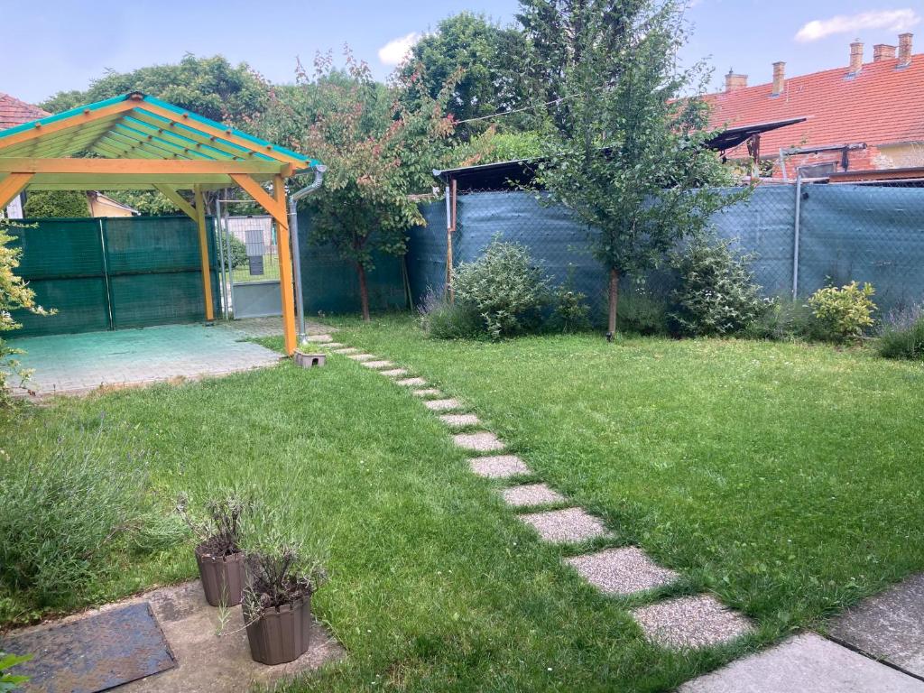 Vonkajšia záhrada v ubytovaní Rabbit apartman