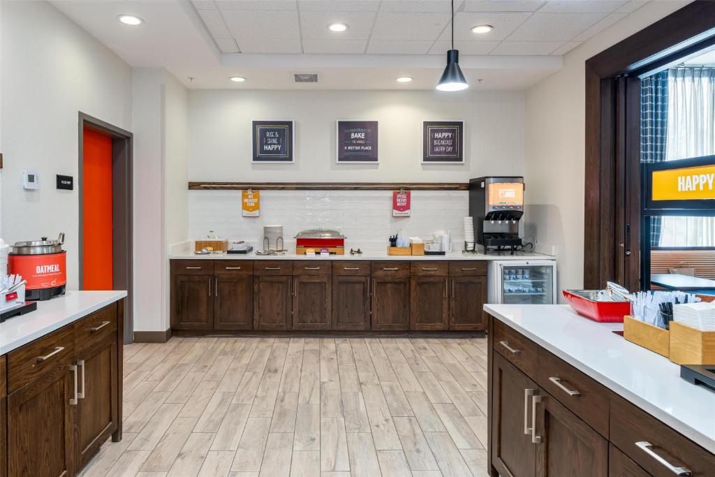 Kuchyň nebo kuchyňský kout v ubytování Hampton Inn And Suites Logan, Ut