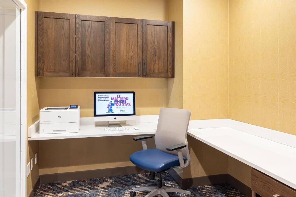 TV a/nebo společenská místnost v ubytování Hampton Inn And Suites Logan, Ut
