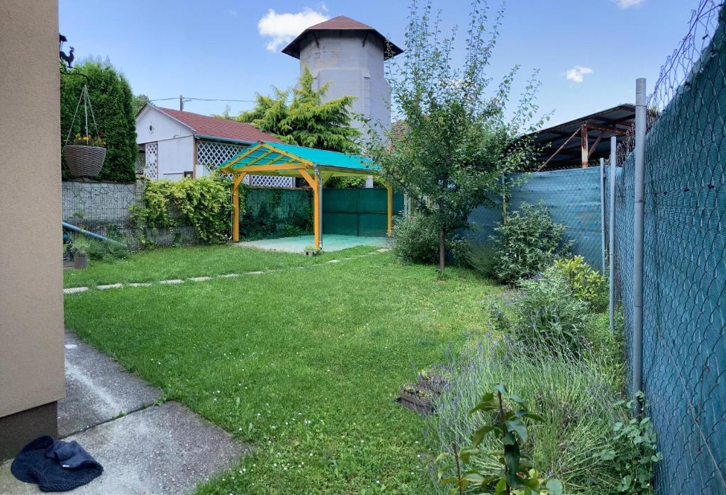 Vonkajšia záhrada v ubytovaní Rabbit apartman