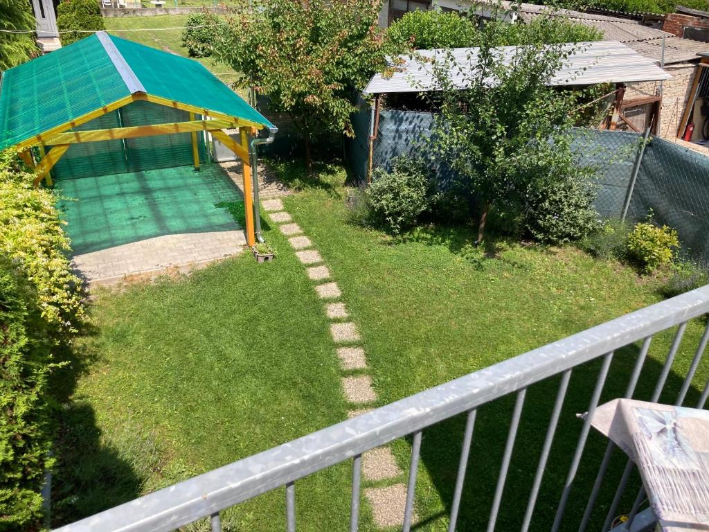 Vonkajšia záhrada v ubytovaní Rabbit apartman