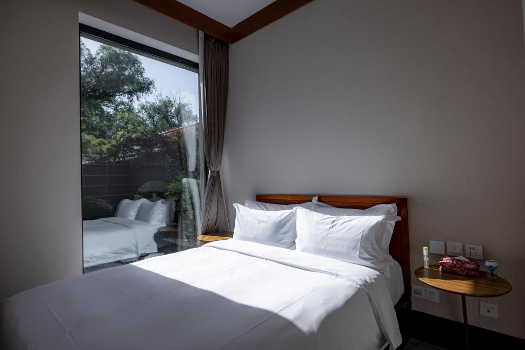 YiPiao Courtyard Hot Spring Resort Xiaotangshan Beijing客房内的一张或多张床位
