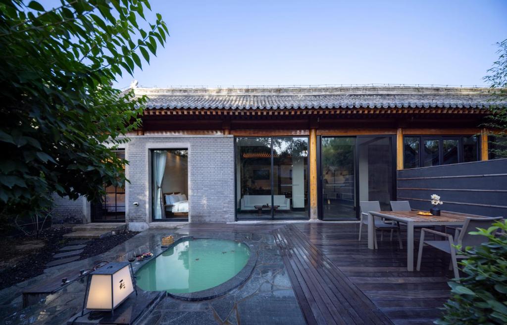 YiPiao Courtyard Hot Spring Resort Xiaotangshan Beijing的庭院或其他户外区域