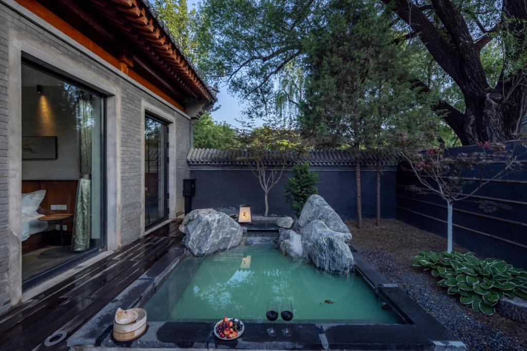 YiPiao Courtyard Hot Spring Resort Xiaotangshan Beijing内部或周边的泳池