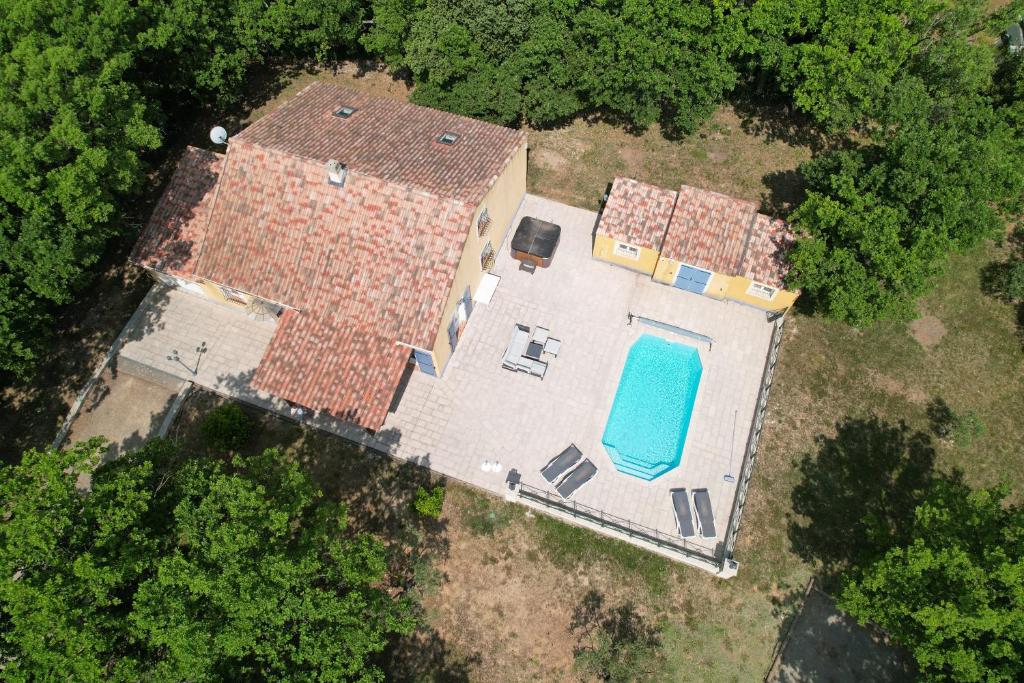 an aerial view of a house with a swimming pool at La Cheneraie in Artignosc-sur-Verdon