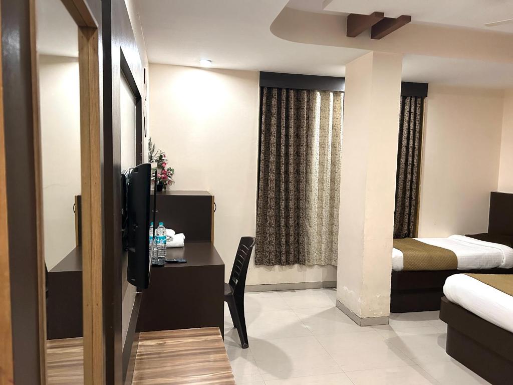 Postel nebo postele na pokoji v ubytování Hotel Krishna Sai Kutir