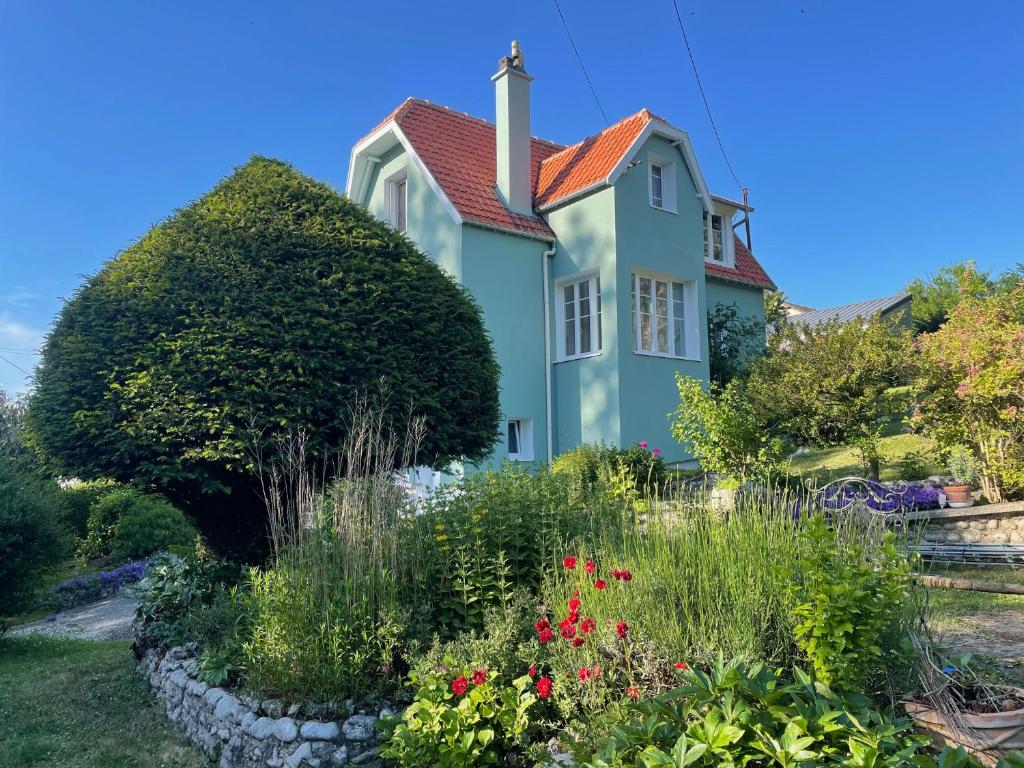 une maison avec un jardin devant dans l'établissement Maison BelleMondo, à Criel-sur-Mer