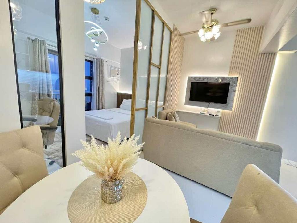 TV a/nebo společenská místnost v ubytování Oceancrest Panglao CBR Property