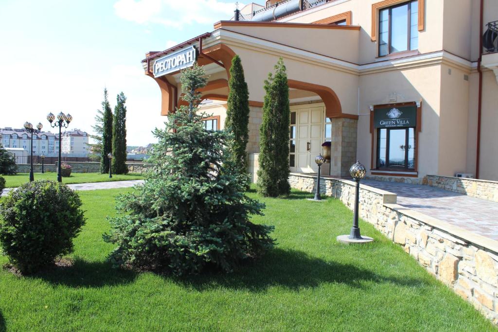 a building with a christmas tree in front of it at Green Villa in Hora
