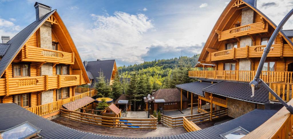 Luftblick auf ein großes Blockhaus in der Unterkunft Karpaty Migovo in Myhowe