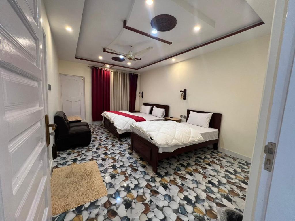 Postel nebo postele na pokoji v ubytování Skardu lucky palace hotel